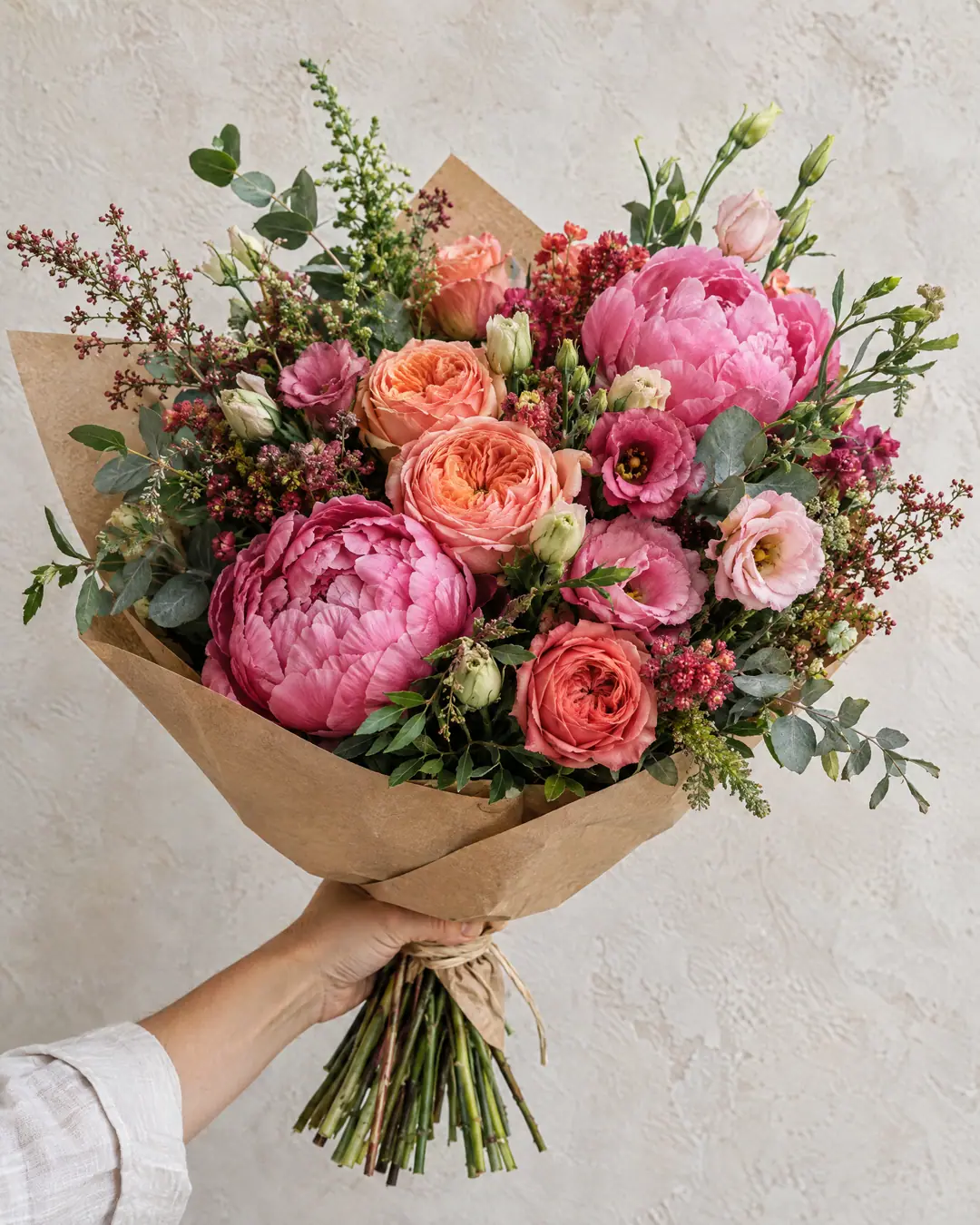 Bouquet de saison coloré, tenu à la main